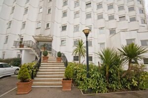 wanstead-stairs-to-concierge